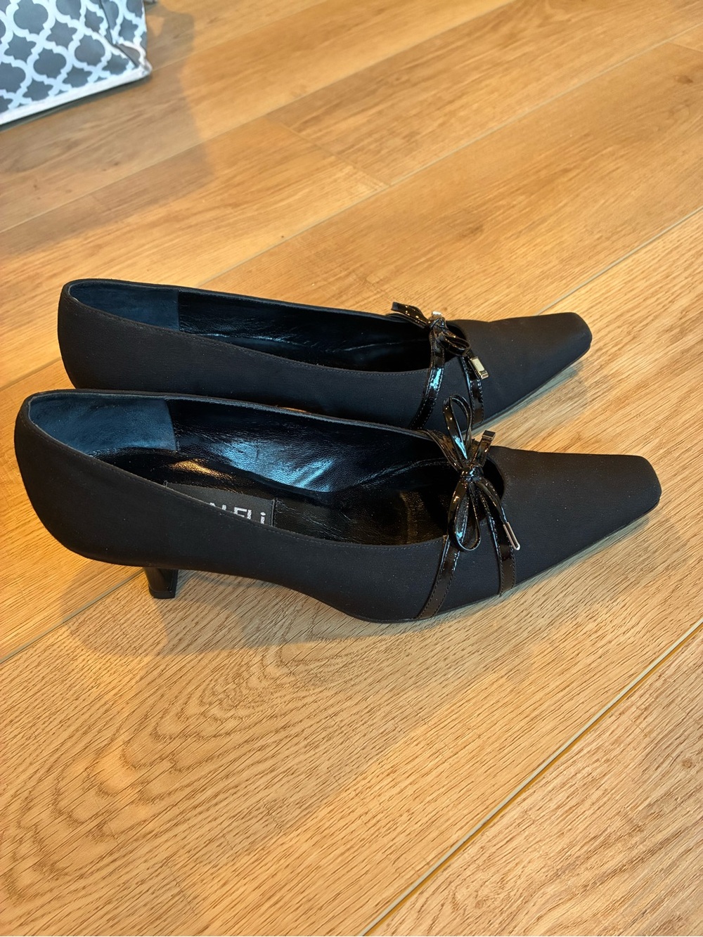 Vaneli Black Pointed Toe Pumps with Bow Accent witchy vintage look size 7 EUC - Picture 4 of 8